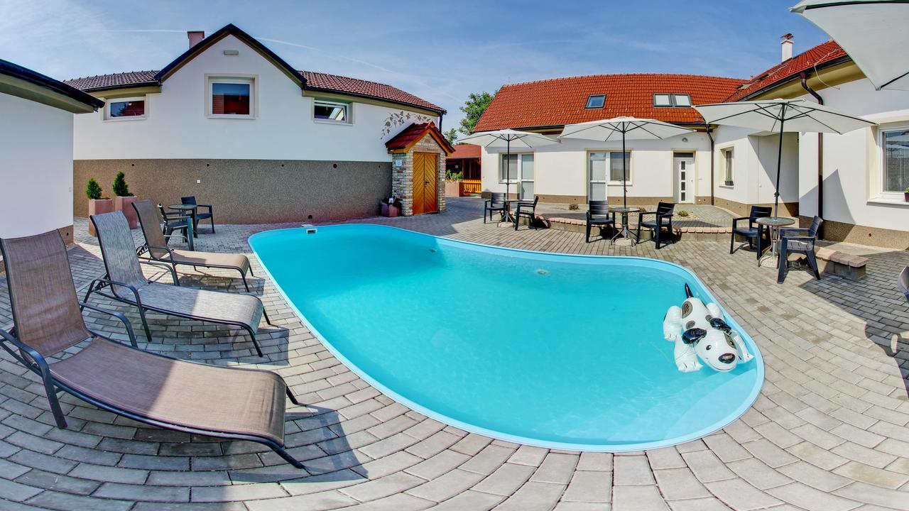 Penzion Kratochvíl Dolní Dunajovice Exterior foto